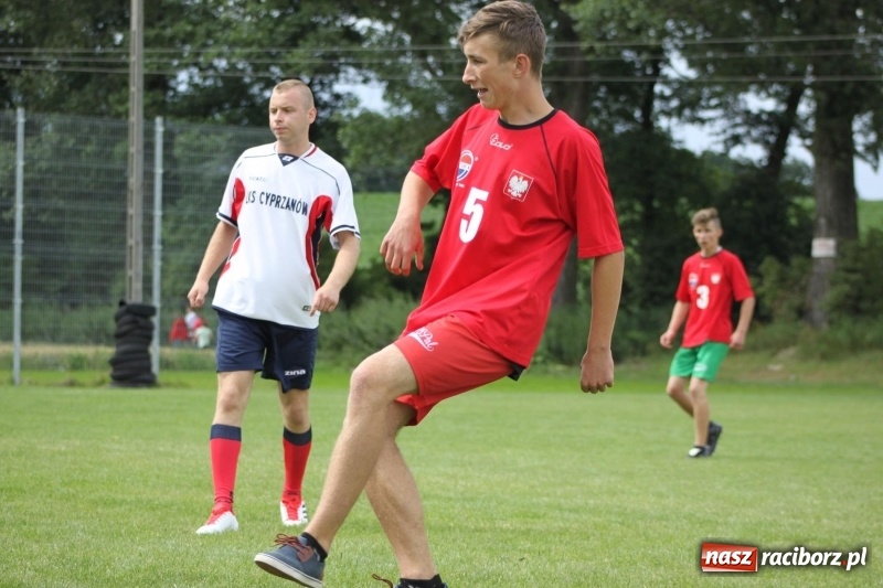 Zdjęcie w galerii na portalu naszraciborz.pl: Piłkarze Krzanowic z Pucharem Prezesa LKS Cyprzanów wiadomości z regionu