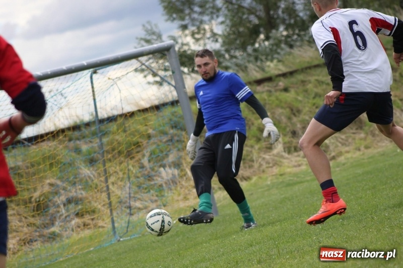 Zdjęcie w galerii na portalu naszraciborz.pl: Piłkarze Krzanowic z Pucharem Prezesa LKS Cyprzanów wiadomości z regionu