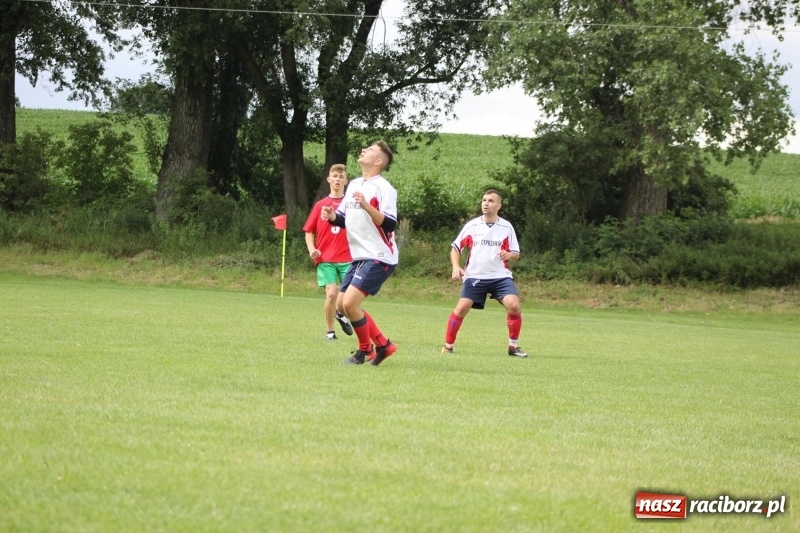 Zdjęcie w galerii na portalu naszraciborz.pl: Piłkarze Krzanowic z Pucharem Prezesa LKS Cyprzanów wiadomości z regionu