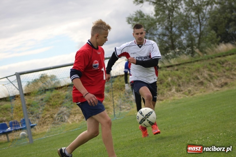 Zdjęcie w galerii na portalu naszraciborz.pl: Piłkarze Krzanowic z Pucharem Prezesa LKS Cyprzanów wiadomości z regionu