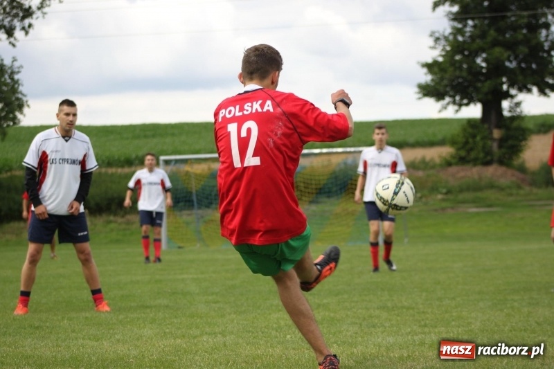 Zdjęcie w galerii na portalu naszraciborz.pl: Piłkarze Krzanowic z Pucharem Prezesa LKS Cyprzanów wiadomości z regionu