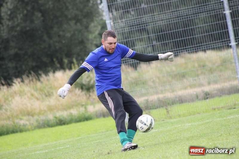 Zdjęcie w galerii na portalu naszraciborz.pl: Piłkarze Krzanowic z Pucharem Prezesa LKS Cyprzanów wiadomości z regionu