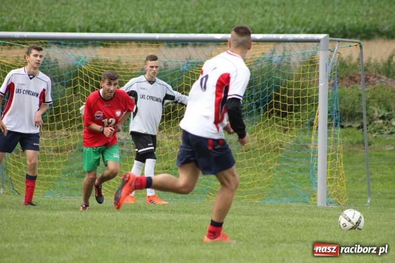 Zdjęcie w galerii na portalu naszraciborz.pl: Piłkarze Krzanowic z Pucharem Prezesa LKS Cyprzanów wiadomości z regionu