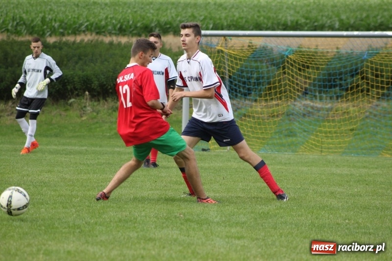 Zdjęcie w galerii na portalu naszraciborz.pl: Piłkarze Krzanowic z Pucharem Prezesa LKS Cyprzanów wiadomości z regionu