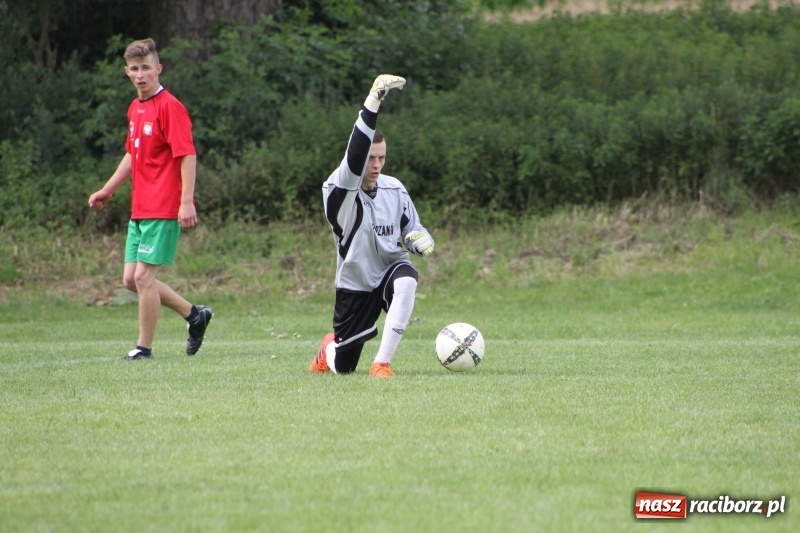 Zdjęcie w galerii na portalu naszraciborz.pl: Piłkarze Krzanowic z Pucharem Prezesa LKS Cyprzanów wiadomości z regionu