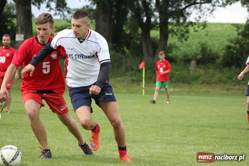 Zdjęcie w galerii na portalu naszraciborz.pl: Piłkarze Krzanowic z Pucharem Prezesa LKS Cyprzanów wiadomości z regionu