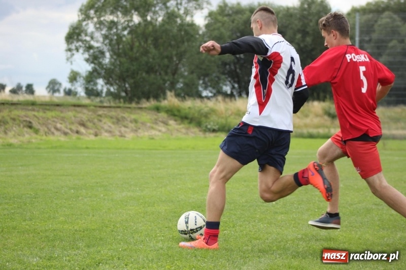 Zdjęcie w galerii na portalu naszraciborz.pl: Piłkarze Krzanowic z Pucharem Prezesa LKS Cyprzanów wiadomości z regionu