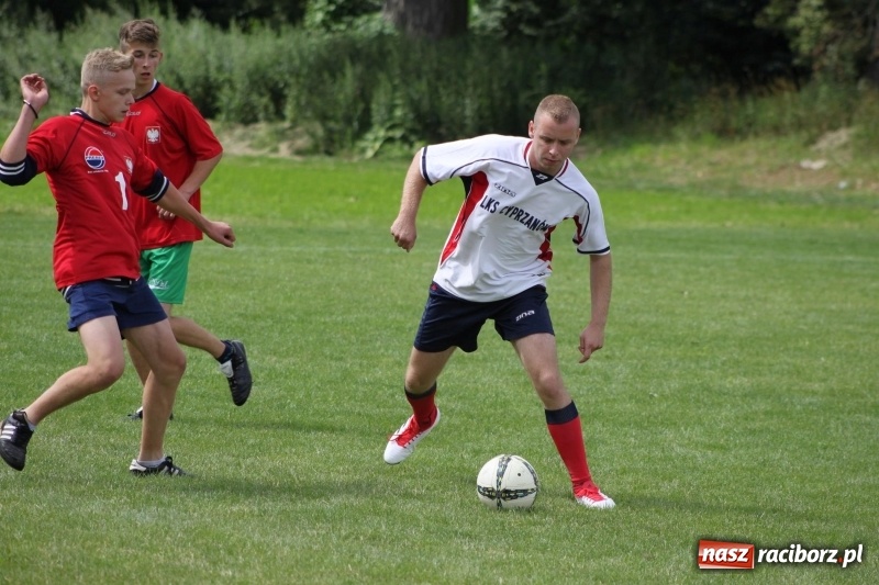 Zdjęcie w galerii na portalu naszraciborz.pl: Piłkarze Krzanowic z Pucharem Prezesa LKS Cyprzanów wiadomości z regionu