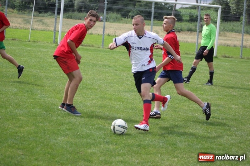 Zdjęcie w galerii na portalu naszraciborz.pl: Piłkarze Krzanowic z Pucharem Prezesa LKS Cyprzanów wiadomości z regionu