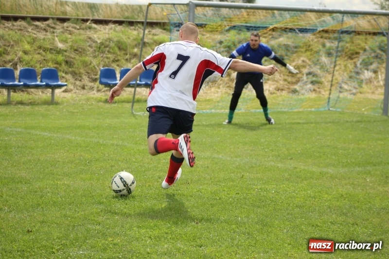 Zdjęcie w galerii na portalu naszraciborz.pl: Piłkarze Krzanowic z Pucharem Prezesa LKS Cyprzanów wiadomości z regionu