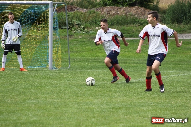 Zdjęcie w galerii na portalu naszraciborz.pl: Piłkarze Krzanowic z Pucharem Prezesa LKS Cyprzanów wiadomości z regionu
