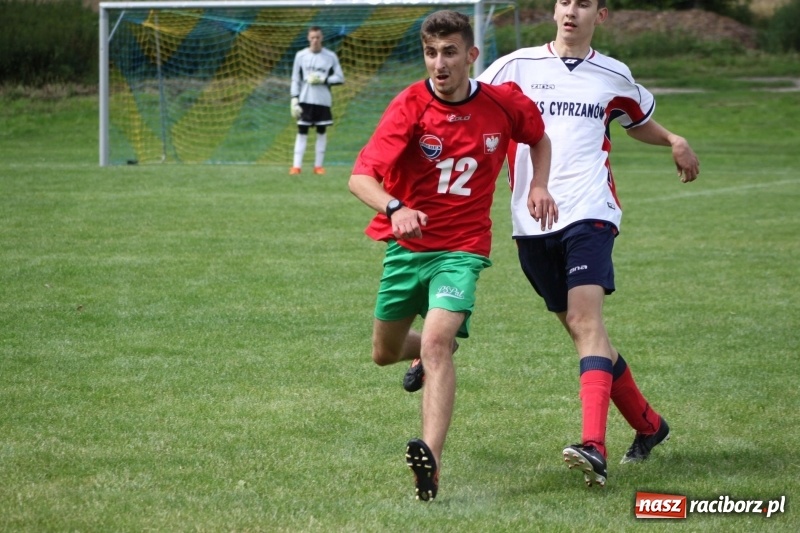 Zdjęcie w galerii na portalu naszraciborz.pl: Piłkarze Krzanowic z Pucharem Prezesa LKS Cyprzanów wiadomości z regionu