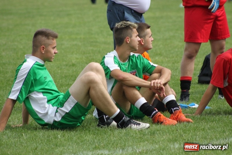 Zdjęcie w galerii na portalu naszraciborz.pl: Piłkarze Krzanowic z Pucharem Prezesa LKS Cyprzanów wiadomości z regionu