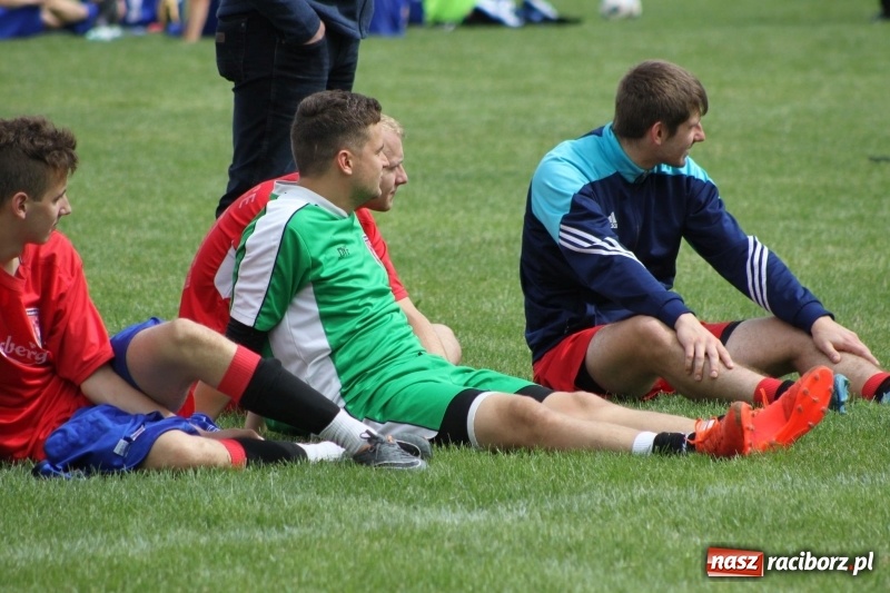 Zdjęcie w galerii na portalu naszraciborz.pl: Piłkarze Krzanowic z Pucharem Prezesa LKS Cyprzanów wiadomości z regionu