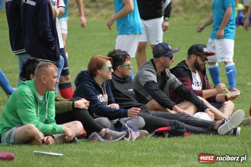 Zdjęcie w galerii na portalu naszraciborz.pl: Piłkarze Krzanowic z Pucharem Prezesa LKS Cyprzanów wiadomości z regionu