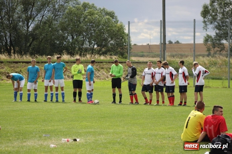 Zdjęcie w galerii na portalu naszraciborz.pl: Piłkarze Krzanowic z Pucharem Prezesa LKS Cyprzanów wiadomości z regionu