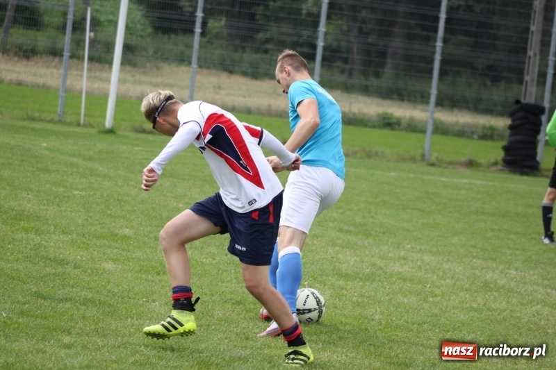 Zdjęcie w galerii na portalu naszraciborz.pl: Piłkarze Krzanowic z Pucharem Prezesa LKS Cyprzanów wiadomości z regionu