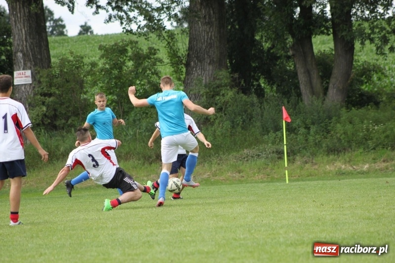 Zdjęcie w galerii na portalu naszraciborz.pl: Piłkarze Krzanowic z Pucharem Prezesa LKS Cyprzanów wiadomości z regionu