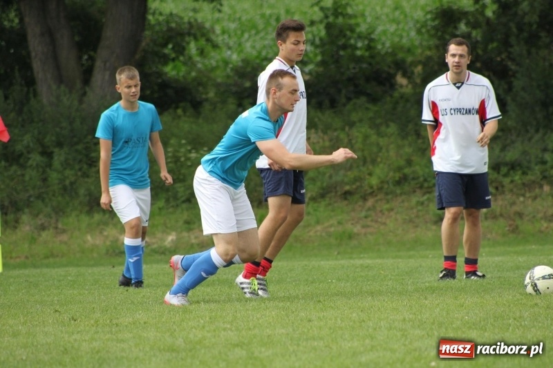 Zdjęcie w galerii na portalu naszraciborz.pl: Piłkarze Krzanowic z Pucharem Prezesa LKS Cyprzanów wiadomości z regionu