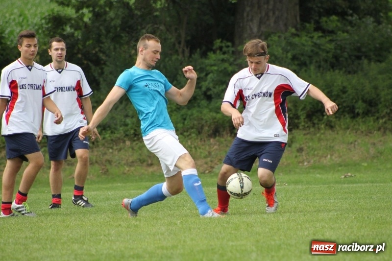 Zdjęcie w galerii na portalu naszraciborz.pl: Piłkarze Krzanowic z Pucharem Prezesa LKS Cyprzanów wiadomości z regionu