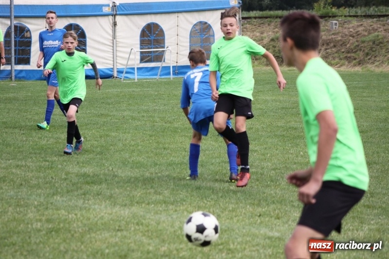 Zdjęcie w galerii na portalu naszraciborz.pl: Piłkarze Krzanowic z Pucharem Prezesa LKS Cyprzanów wiadomości z regionu