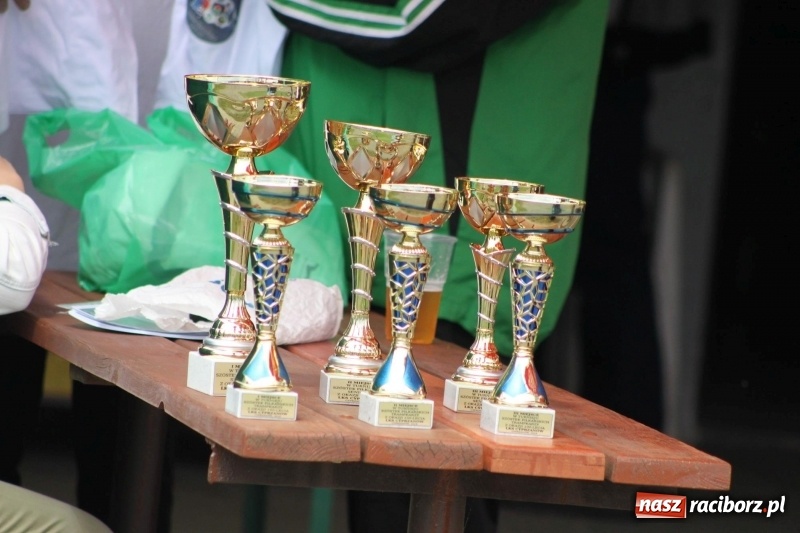 Zdjęcie w galerii na portalu naszraciborz.pl: Piłkarze Krzanowic z Pucharem Prezesa LKS Cyprzanów wiadomości z regionu