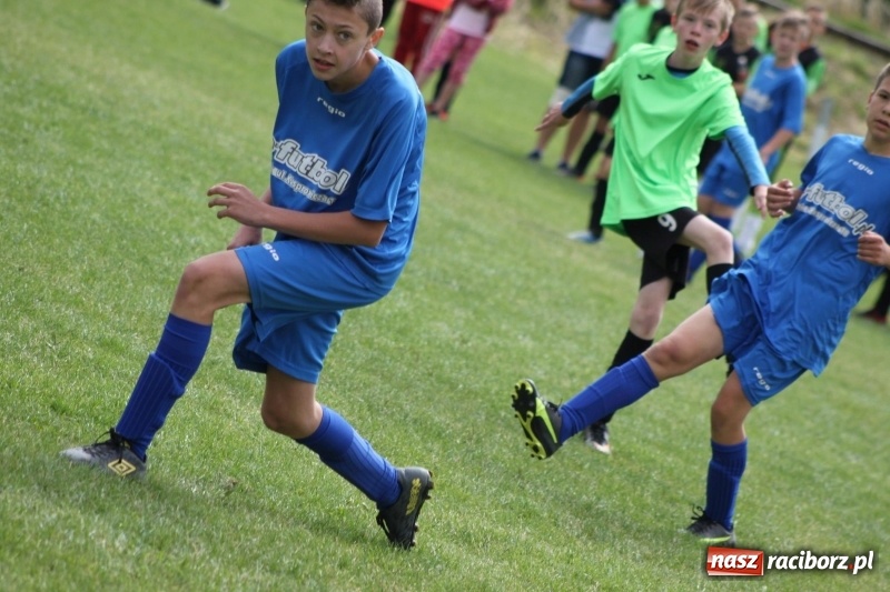 Zdjęcie w galerii na portalu naszraciborz.pl: Piłkarze Krzanowic z Pucharem Prezesa LKS Cyprzanów wiadomości z regionu