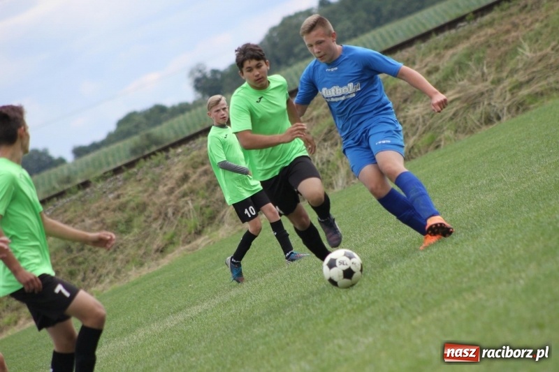 Zdjęcie w galerii na portalu naszraciborz.pl: Piłkarze Krzanowic z Pucharem Prezesa LKS Cyprzanów wiadomości z regionu