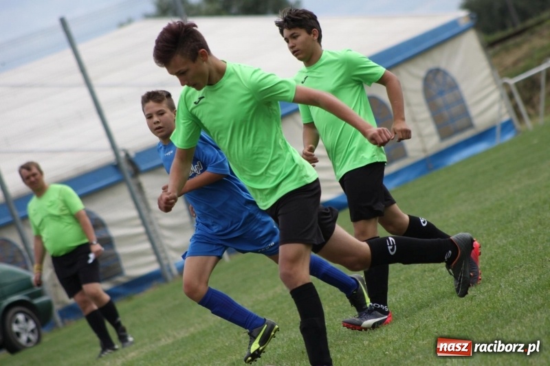 Zdjęcie w galerii na portalu naszraciborz.pl: Piłkarze Krzanowic z Pucharem Prezesa LKS Cyprzanów wiadomości z regionu