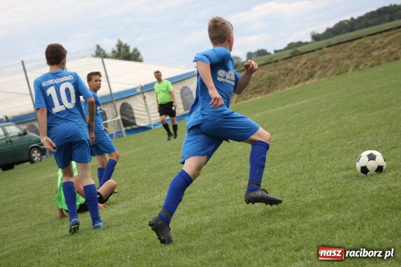 Zdjęcie w galerii na portalu naszraciborz.pl: Piłkarze Krzanowic z Pucharem Prezesa LKS Cyprzanów wiadomości z regionu