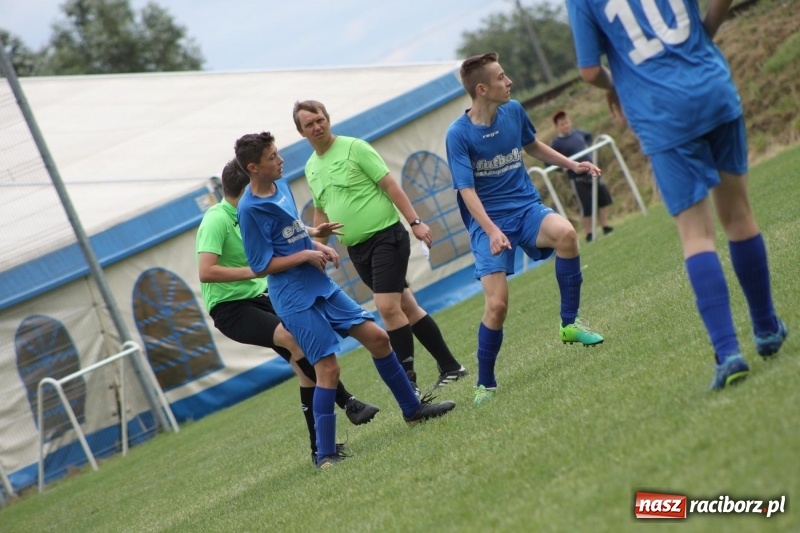 Zdjęcie w galerii na portalu naszraciborz.pl: Piłkarze Krzanowic z Pucharem Prezesa LKS Cyprzanów wiadomości z regionu