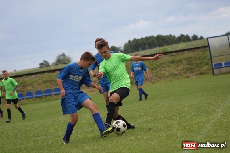 Zdjęcie w galerii na portalu naszraciborz.pl: Piłkarze Krzanowic z Pucharem Prezesa LKS Cyprzanów wiadomości z regionu