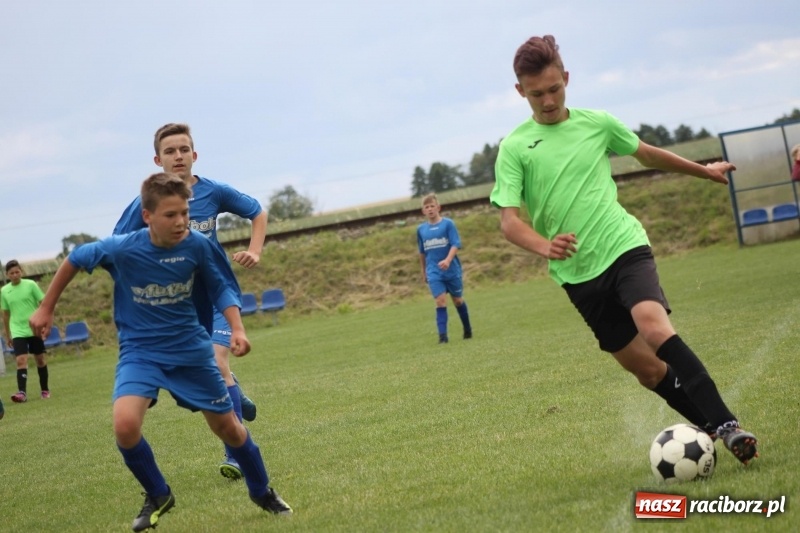 Zdjęcie w galerii na portalu naszraciborz.pl: Piłkarze Krzanowic z Pucharem Prezesa LKS Cyprzanów wiadomości z regionu