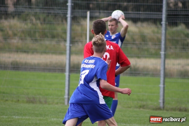 Zdjęcie w galerii na portalu naszraciborz.pl: Piłkarze Krzanowic z Pucharem Prezesa LKS Cyprzanów wiadomości z regionu