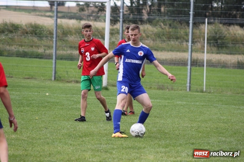 Zdjęcie w galerii na portalu naszraciborz.pl: Piłkarze Krzanowic z Pucharem Prezesa LKS Cyprzanów wiadomości z regionu