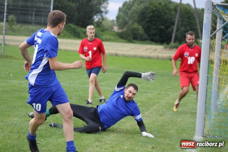 Zdjęcie w galerii na portalu naszraciborz.pl: Piłkarze Krzanowic z Pucharem Prezesa LKS Cyprzanów wiadomości z regionu