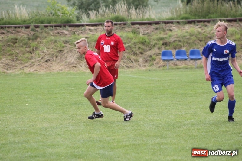 Zdjęcie w galerii na portalu naszraciborz.pl: Piłkarze Krzanowic z Pucharem Prezesa LKS Cyprzanów wiadomości z regionu