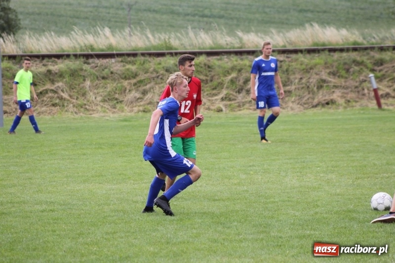 Zdjęcie w galerii na portalu naszraciborz.pl: Piłkarze Krzanowic z Pucharem Prezesa LKS Cyprzanów wiadomości z regionu