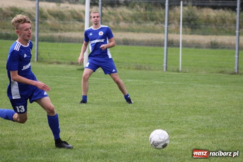 Zdjęcie w galerii na portalu naszraciborz.pl: Piłkarze Krzanowic z Pucharem Prezesa LKS Cyprzanów wiadomości z regionu