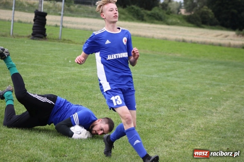 Zdjęcie w galerii na portalu naszraciborz.pl: Piłkarze Krzanowic z Pucharem Prezesa LKS Cyprzanów wiadomości z regionu