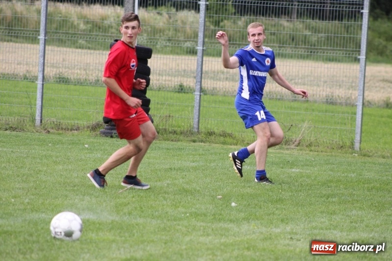 Zdjęcie w galerii na portalu naszraciborz.pl: Piłkarze Krzanowic z Pucharem Prezesa LKS Cyprzanów wiadomości z regionu