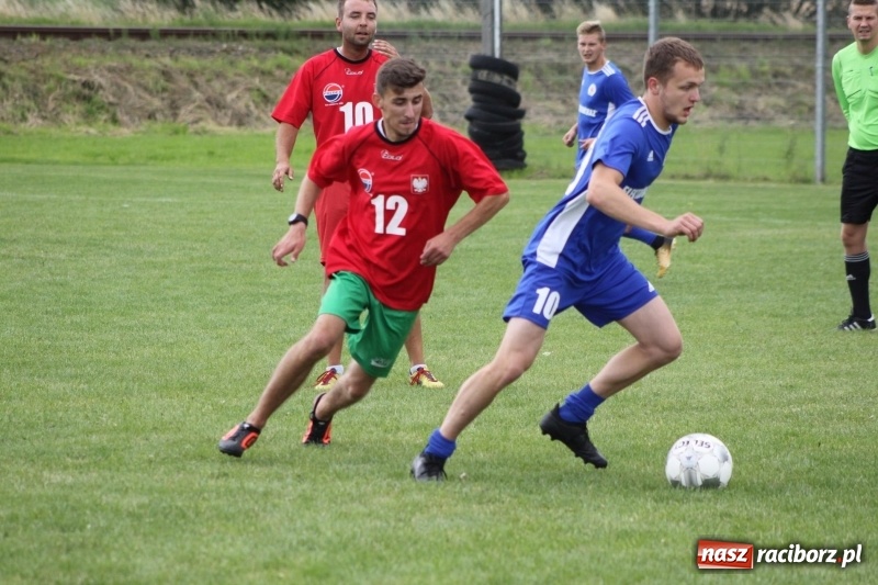 Zdjęcie w galerii na portalu naszraciborz.pl: Piłkarze Krzanowic z Pucharem Prezesa LKS Cyprzanów wiadomości z regionu
