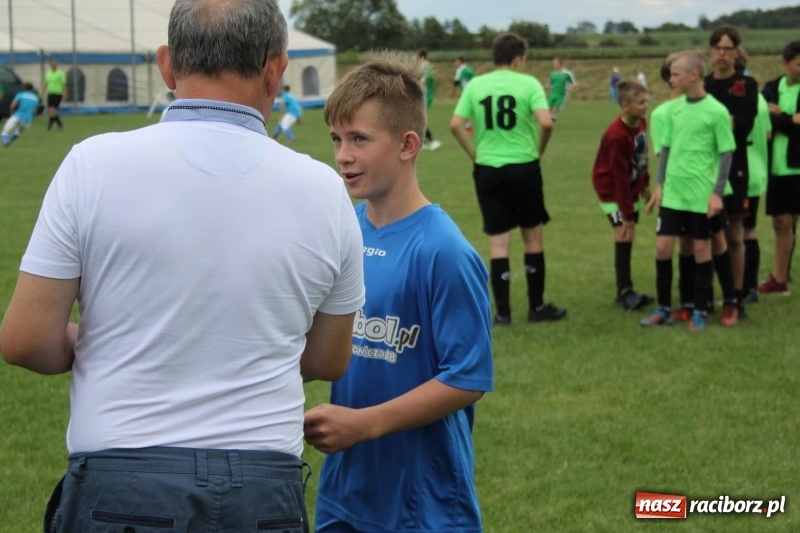 Zdjęcie w galerii na portalu naszraciborz.pl: Piłkarze Krzanowic z Pucharem Prezesa LKS Cyprzanów wiadomości z regionu