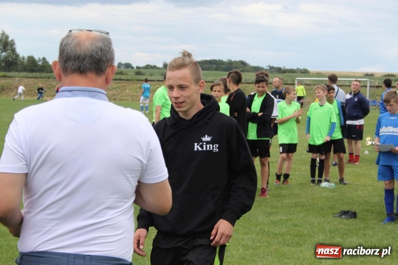 Zdjęcie w galerii na portalu naszraciborz.pl: Piłkarze Krzanowic z Pucharem Prezesa LKS Cyprzanów wiadomości z regionu