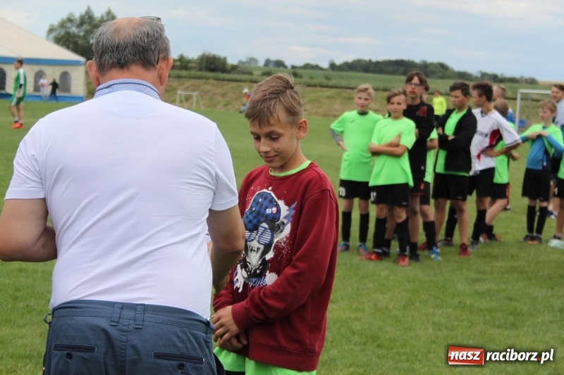 Zdjęcie w galerii na portalu naszraciborz.pl: Piłkarze Krzanowic z Pucharem Prezesa LKS Cyprzanów wiadomości z regionu