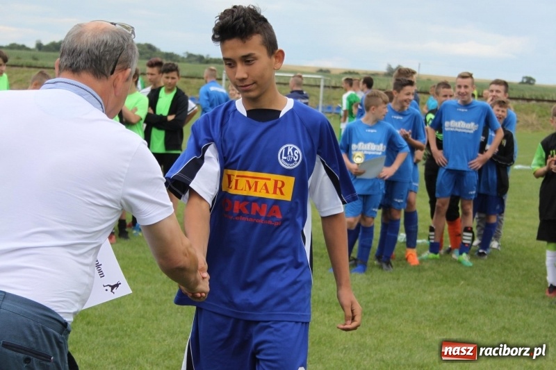 Zdjęcie w galerii na portalu naszraciborz.pl: Piłkarze Krzanowic z Pucharem Prezesa LKS Cyprzanów wiadomości z regionu