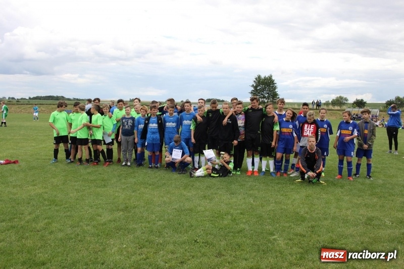 Zdjęcie w galerii na portalu naszraciborz.pl: Piłkarze Krzanowic z Pucharem Prezesa LKS Cyprzanów wiadomości z regionu