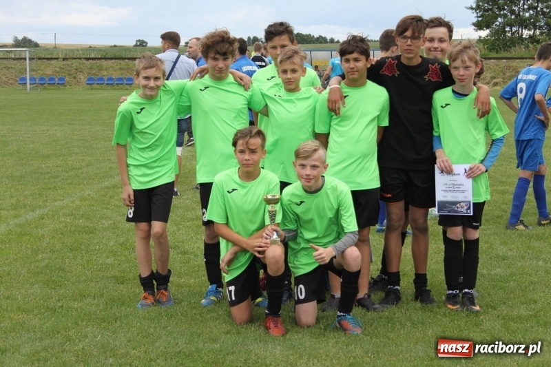 Zdjęcie w galerii na portalu naszraciborz.pl: Piłkarze Krzanowic z Pucharem Prezesa LKS Cyprzanów wiadomości z regionu