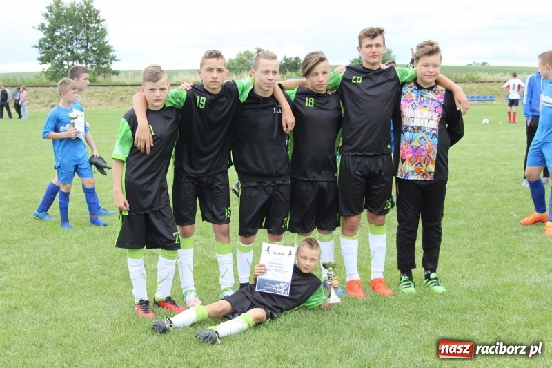 Zdjęcie w galerii na portalu naszraciborz.pl: Piłkarze Krzanowic z Pucharem Prezesa LKS Cyprzanów wiadomości z regionu