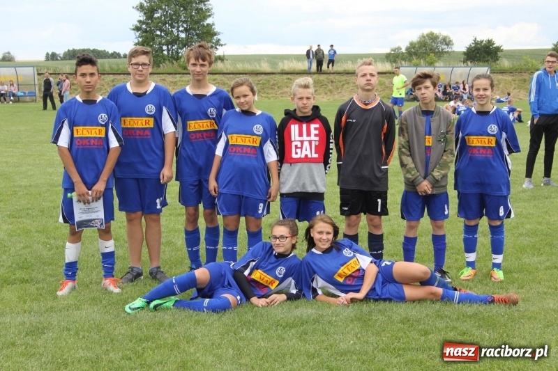 Zdjęcie w galerii na portalu naszraciborz.pl: Piłkarze Krzanowic z Pucharem Prezesa LKS Cyprzanów wiadomości z regionu